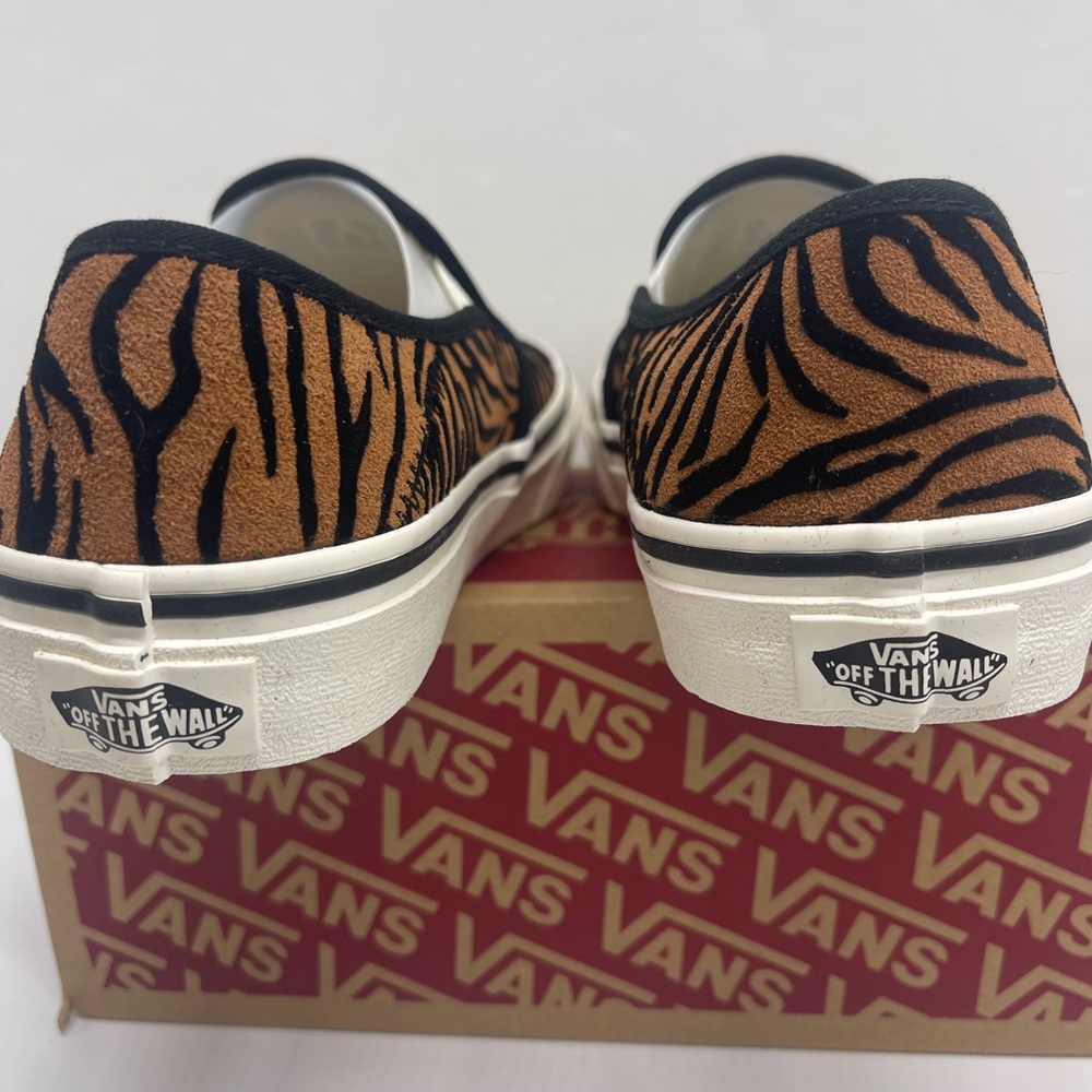 Vans Women’s Slip-On Sf
(Animal Stripes) Black/Marshmallow Sneakers
VN0A5HYQ9ZY - Picture 15 of 16